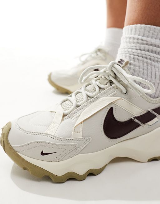 Nike TC 7900 sneakers in beige and black