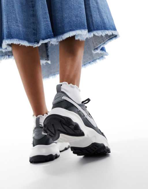 Nike TC 7900 trainers in black and grey