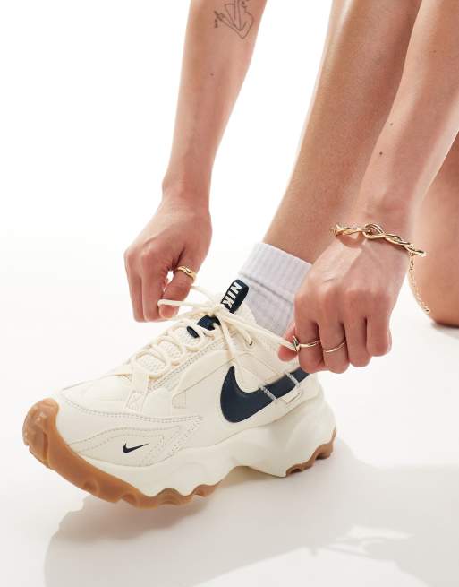 Nike TC 7900 Trainers in off white, 3 of 5