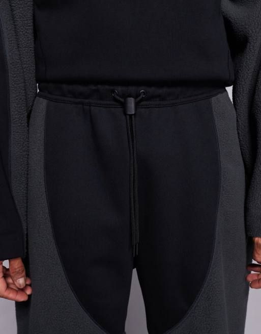 Nike – Tech Boreas – Jogginghose in Schwarz und Grau mit offenem Saum, 4 von 5