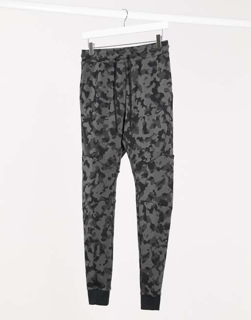 Men's printed camo best sale joggers nike tech fleece