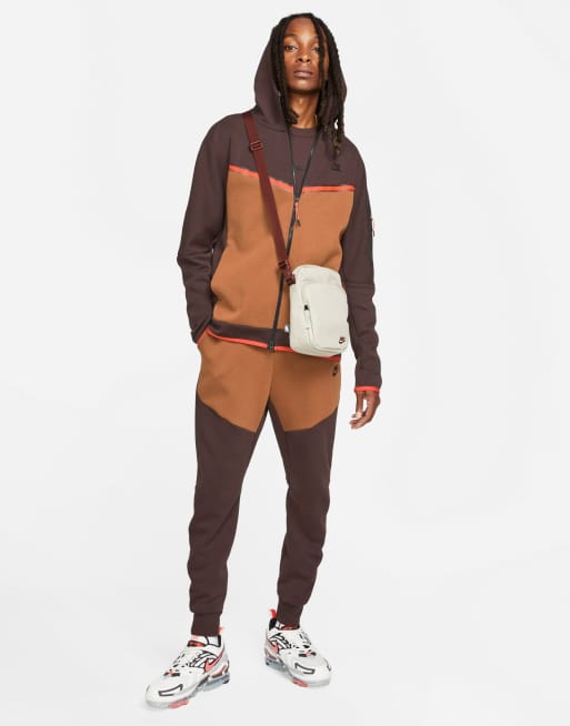 Netto dienen humor Nike Tech Fleece color block sweatpants in dark brown/tan | ASOS