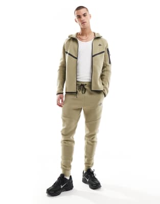 Tech Fleece cuffed sweatpants in khaki-Green