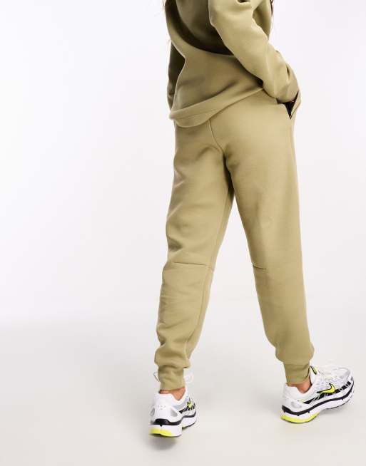 Nike sweatpants 2024 olive green