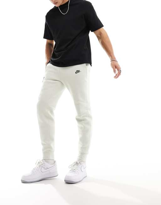 White nike online joggers