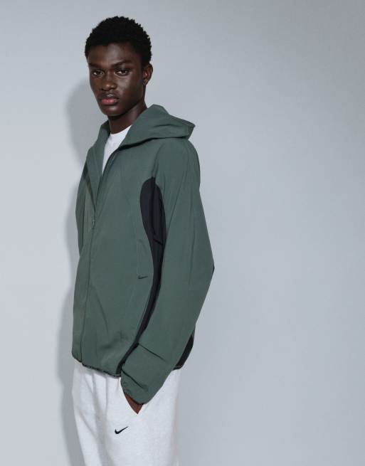 Nike Tech Helios giacca con visiera e cappuccio in verde scuro, 5 di 9