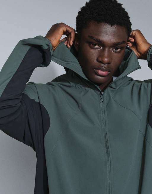 Nike Tech Helios Sun jack met capuchon en vizier in donkergroen, 2 van 9
