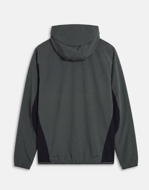 Nike Tech Helios Sun jack met capuchon en vizier in donkergroen, 7 van 9