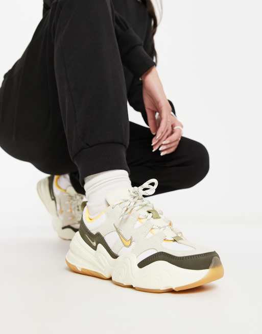 Nike – Tech Hera – Buty sportowe w kolorze khaki i kremowym