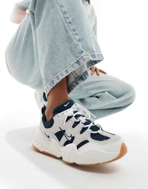 Nike – Tech Hera – Naturvita träningsskor med marinblå detaljer