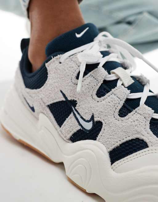 Nike – Tech Hera – Naturvita träningsskor med marinblå detaljer, 3 av 5