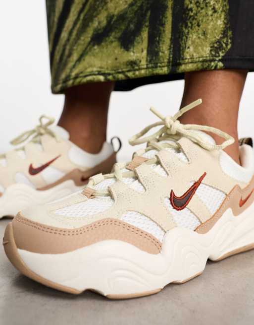 Nike Tech Hera Sneakers in gebroken wit en beige