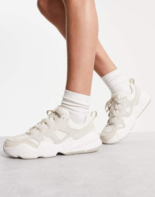 Nike Tech Hera Sneakers in phantom wit en lichtbruin ASOS