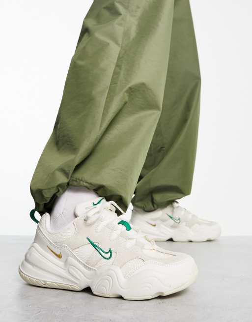 Nike Tech Hera Sneakers in wit en groen ASOS