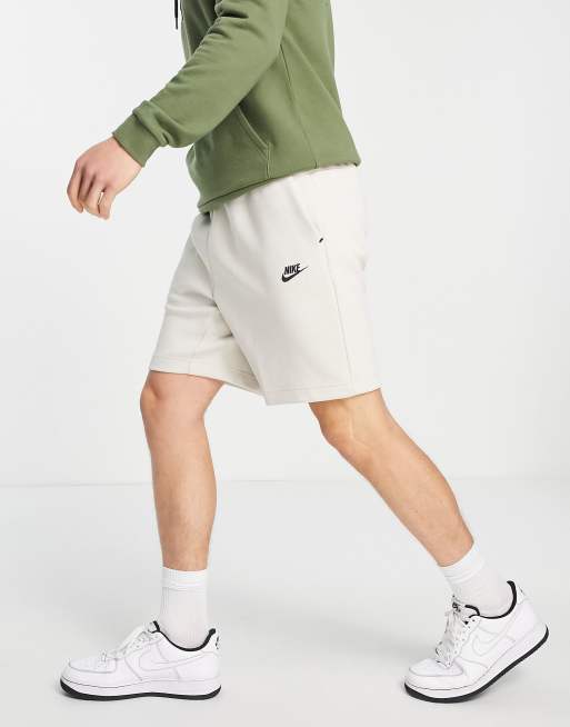 Nike – Tech – Ljusa fleeceshorts