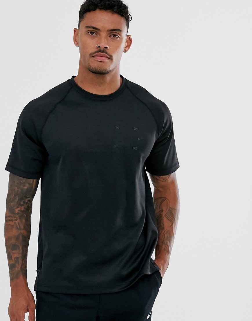 Nike - Tech Pack - T-shirt in zwart