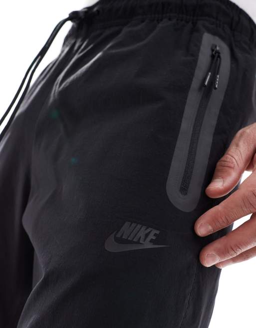 Nike Tech Pantalon tissé à ourlet ouvert Noir ASOS