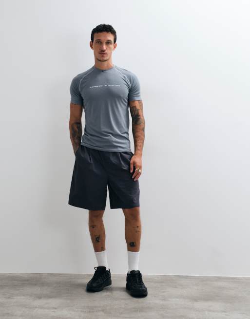 Nike Tech Pro T-shirt med brystlogo og tætsiddende pasform i grå, 2 af 5