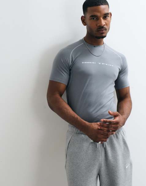 Nike Tech Pro t-shirt moulant à logo poitrine en gris foncé - view 1