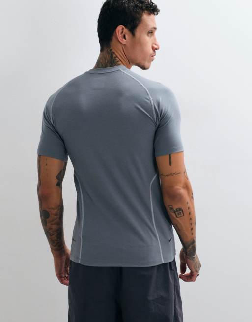 Nike Tech Pro t-shirt moulant avec logo poitrine en gris, 4 de 5