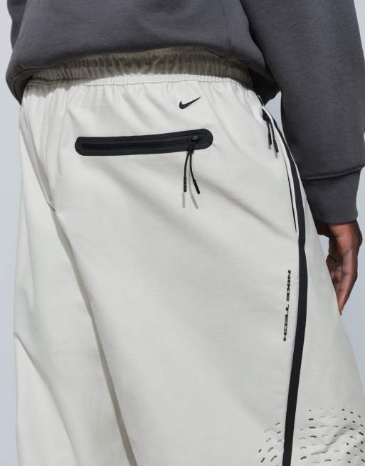 Nike Tech Shori joggers a gamba larga traforati beige chiaro, 2 di 9
