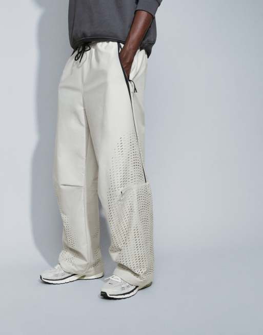 Nike Tech Shori perforerede joggingbukser med brede ben i lys beige, 3 af 9