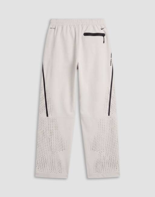Nike Tech Shori perforerede joggingbukser med brede ben i lys beige, 7 af 9