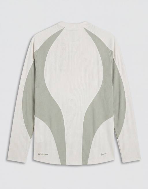 Nike Tech swoosh-logo langærmet top i beige, 7 af 9