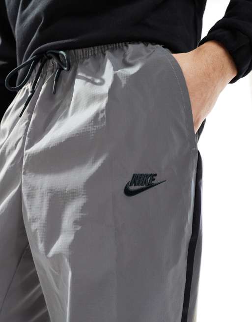 Nike Tech – Webhose in reflektierendem Silber ASOS