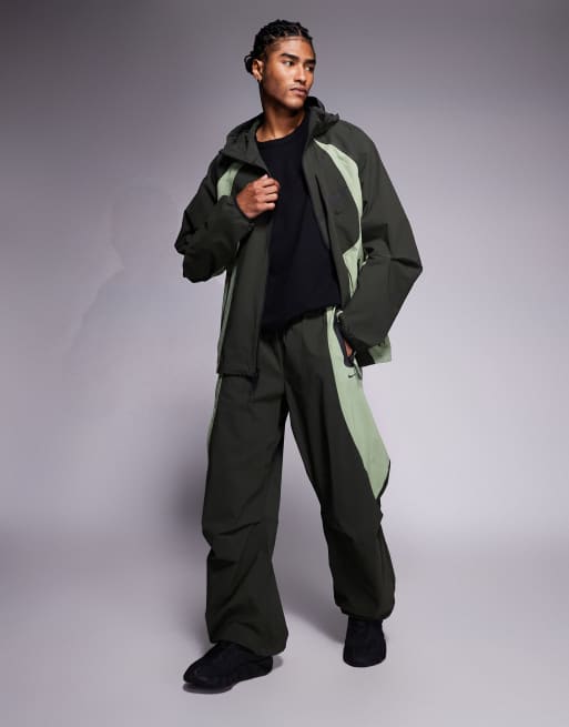 Nike – Tech Woven – Ciemnozielone joggersy oversize Dri-FIT, 2 z 5