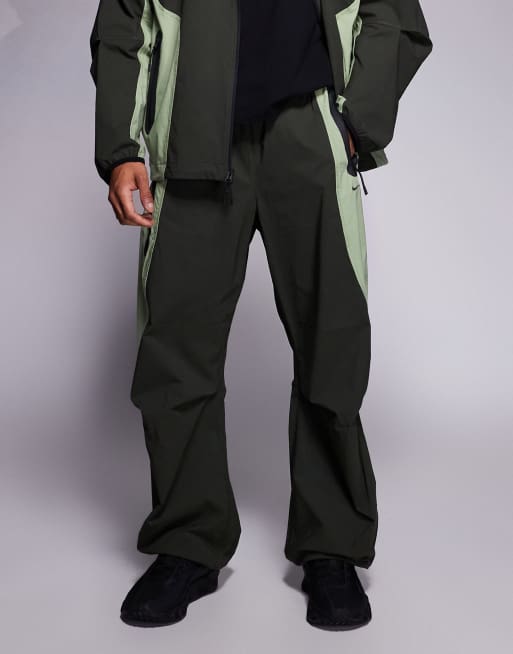 Nike – Tech Woven Pro – Mörkgröna joggingbyxor