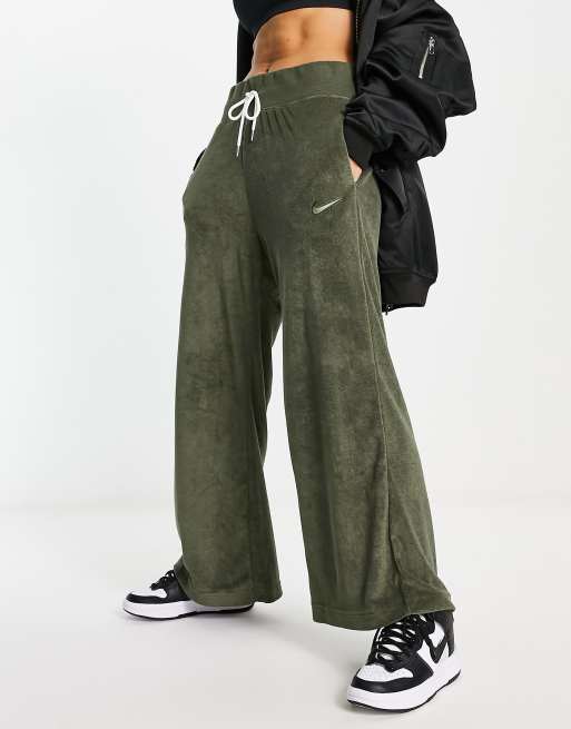 NIKE LOOSE FIT / STRAIGHT LEG TRACKPANTS – The Urban Emporium