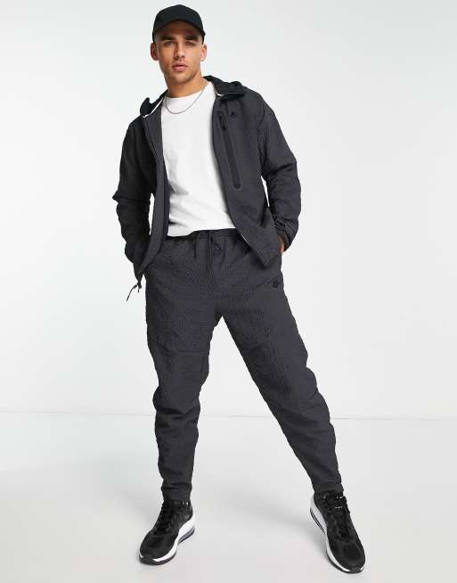 Nike tech clearance icon texture jogger