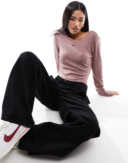 Nike - Top corto color malva fumo a costine a maniche lunghe con scollo rotondo sul retro