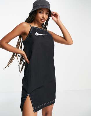 Nike - Trägerkleid in Schwarz mit Fleece-Innenseite, Swoosh-Logo und Kontrastnaht