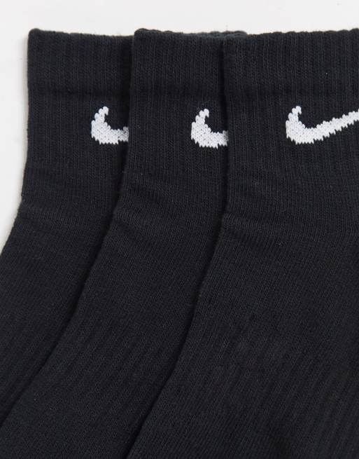 Nike Training 3 pack unisex ankle socks in black, 2 of 3
