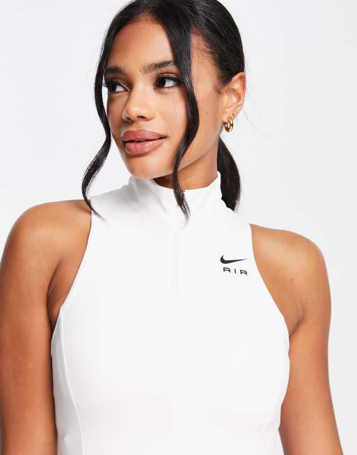 Nike Training - Air - Crop top style brassière de sport à col montant zippé et maintien intermédiaire - Blanc, 3 de 4