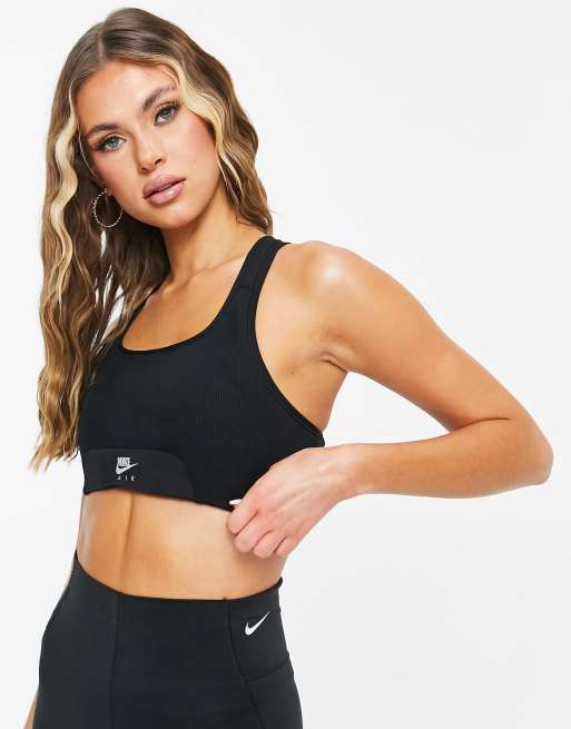 Nike Training Air – Czarny biustonosz sportowy zapewniający średnie wsparcie z logo Swoosh