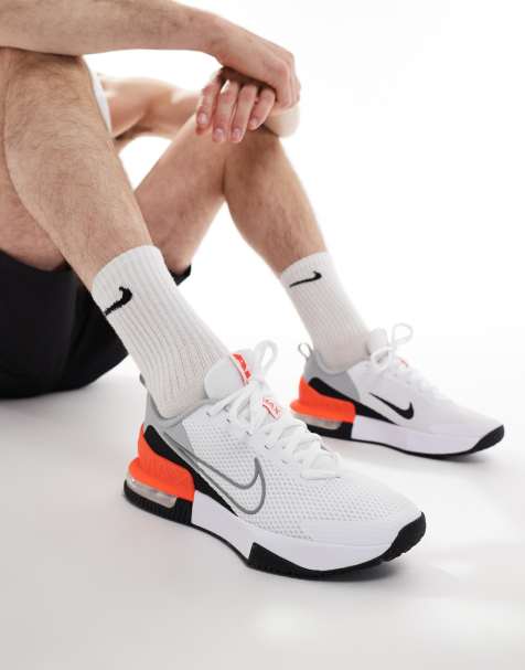 Nike Training – Air Max Alpha 6 – Sneaker in Weiß und Rot - view 1