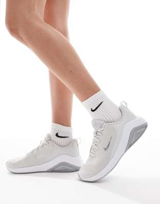 Nike Training - Air Zoom Bella 7 - Sneaker in Grau und Weiß