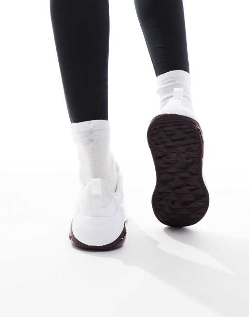 Nike Training Air Zoom Bella 7 sneakers in white and burgundy, 3 of 5
