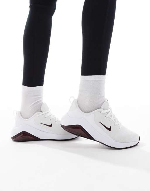 Nike Training – Air Zoom Bella 7 – Vita och vinröda träningsskor