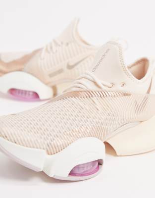 nike training air zoom superrep trainers in peach