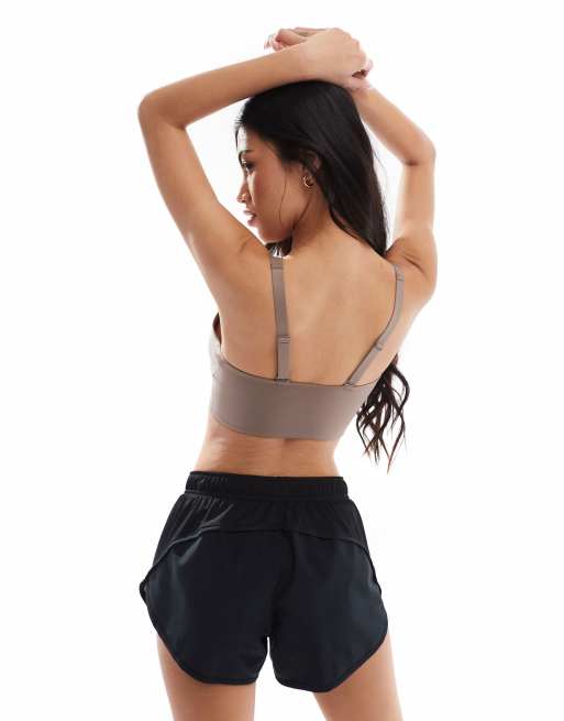 Nike Training – Alate – Sport-BH mit mittlerer Stützfunktion in Braun, 4 von 4