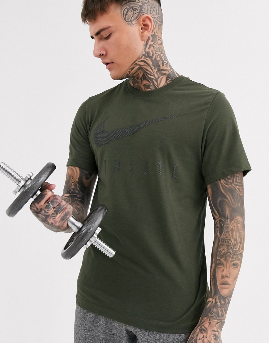 Nike Training – Athlete – Khakifärgad t-shirt med swoosh-logga-Grön