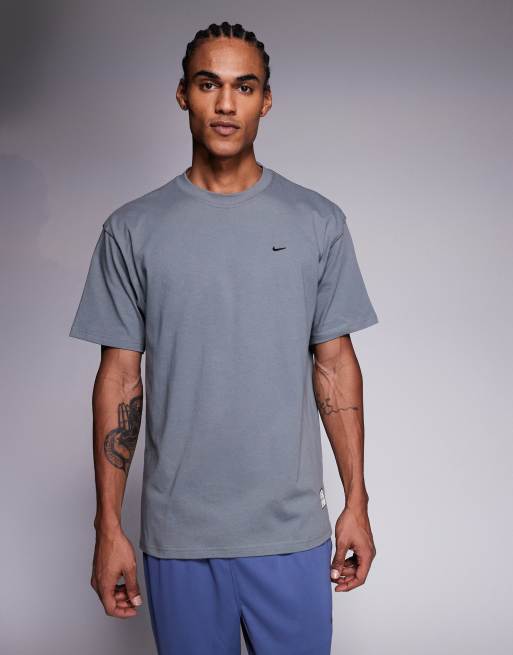 Nike Training - Athletic Club - T-shirt met grafische print op de achterkant in grijs, 3 van 5