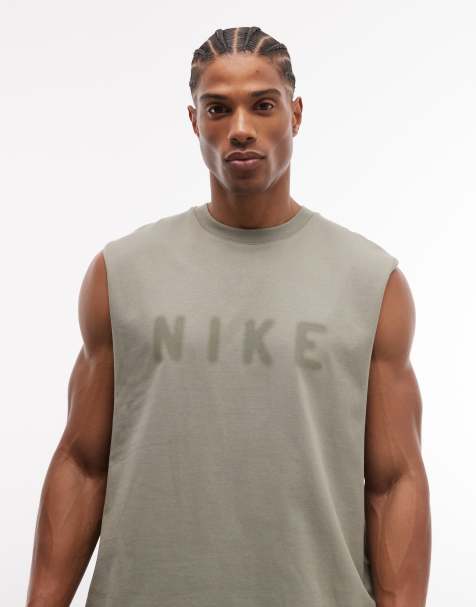 Nike Training - Athletic Club - Tanktop met logo op de borst in grijs - view 1