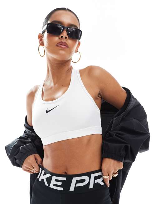 Nike Training – Biały biustonosz sportowy zapewniający średnie podtrzymanie, z logo Swoosh