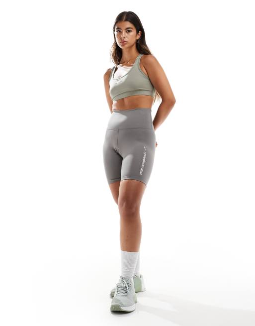 Nike Training – Biustonosz sportowy w kolorze khaki o lekkim wsparciu z logo Swoosh