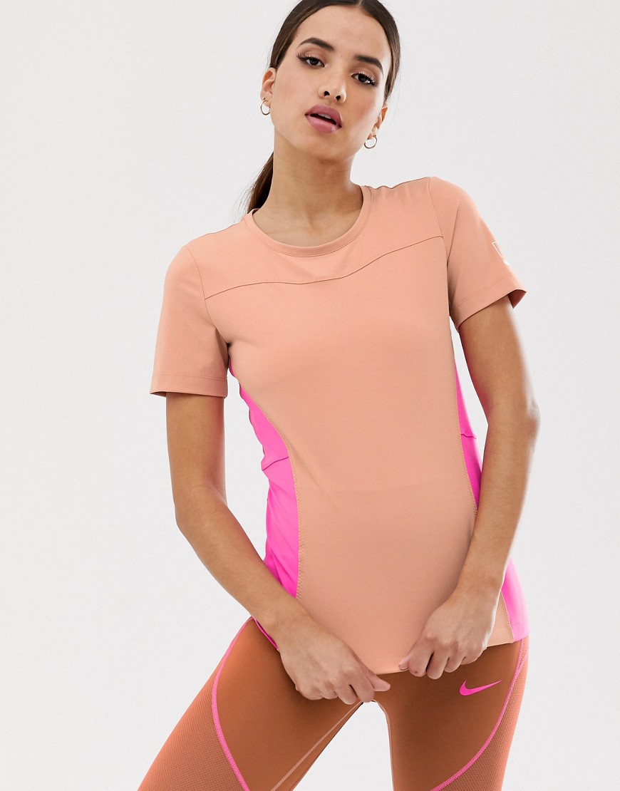 Nike Training – Blockfärgad t-shirt i roséguld och rosa